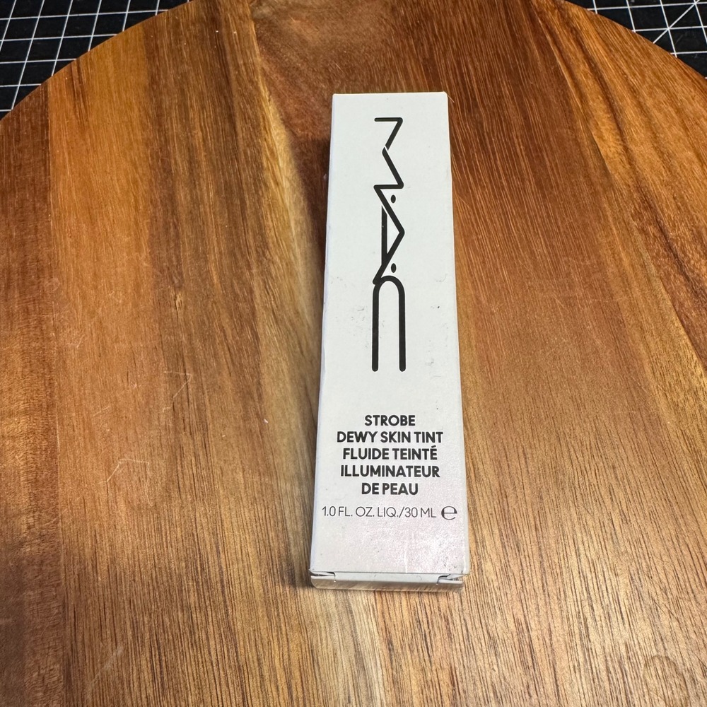 MAC Strobe Dewy Skin Tint Medium 3 Sheer Illuminated Tinted Moisturizer 1oz 30ml